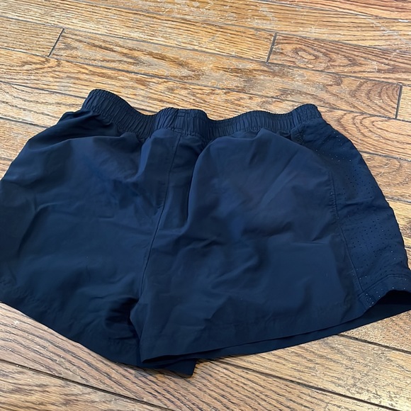 YOUTH UNDER ARMOUR SHORTS - Picture 2 of 3